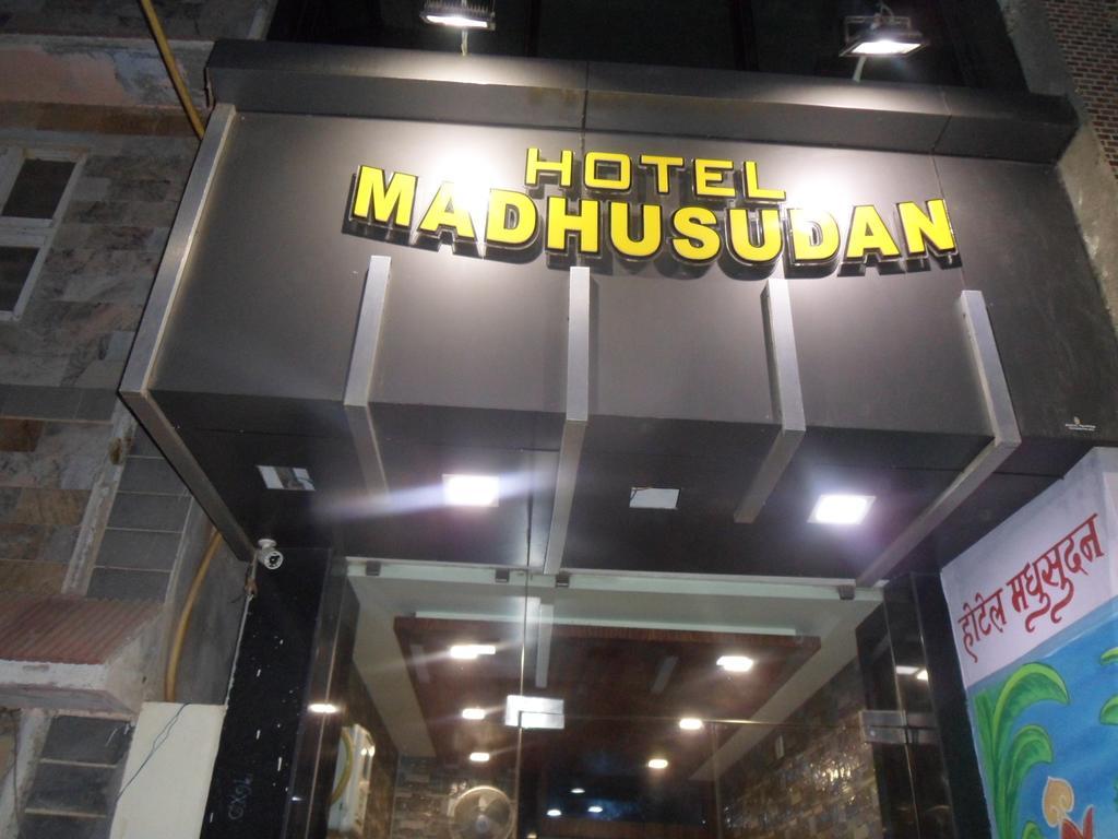 Hotel Madhusudan Dwārka Exteriér fotografie